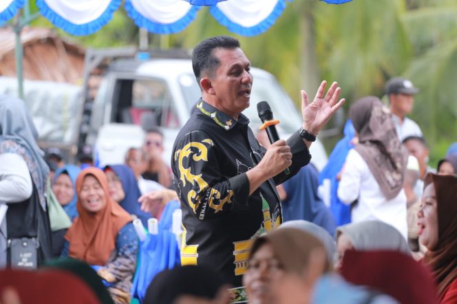 
					Ansar Ahmad saat kampanye di Pantai Mukalimus, Sawang, Kundur Barat, Minggu (17/11/2024)-Nuzli