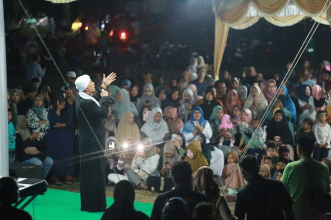 
					Suasana saat Opick membawakan lagu dan shalawat di  kampanye sekaligus tabligh akbar bersama Ansar Ahmad, Minggu (17/11/2024)-Nuzli