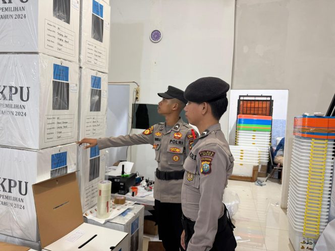 polres lingga saat melakukan pengamanan di gudang logistik kabupaten lingga, Senin (18/11/2024)-Humas Polres Lingga