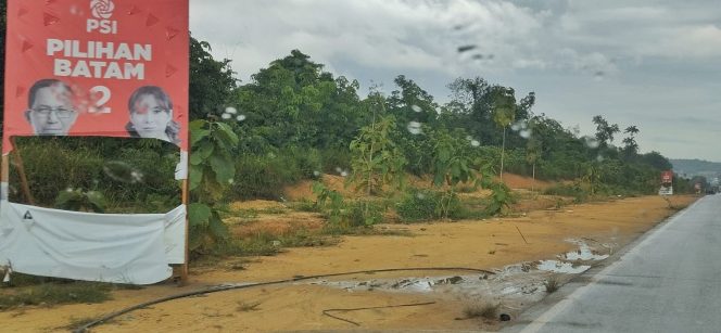 
					Salah satu baliho paslon amsakar-li claudia rusak di Batam, Jumat (22/11/2024)-Nuzli