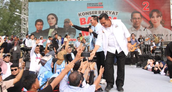 
					Ansar Ahmad saat menyapa masyarakat batam saat konser kampanye, Sabtu (23/11/2024)-Nuzli