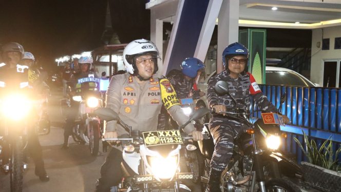 
					Polres lingga saat bersiap akan lakukan patroli jelang pilkada 2024,  Sabtu (23/11/2024) malam- Humas Polres Lingga