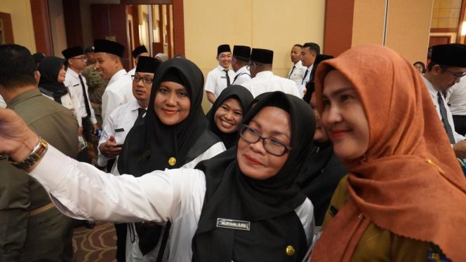 
					Peserta PPPK Tahun 2024  saat berswafoto, Minggu (24/11/2024)-Diskominfo Kepri