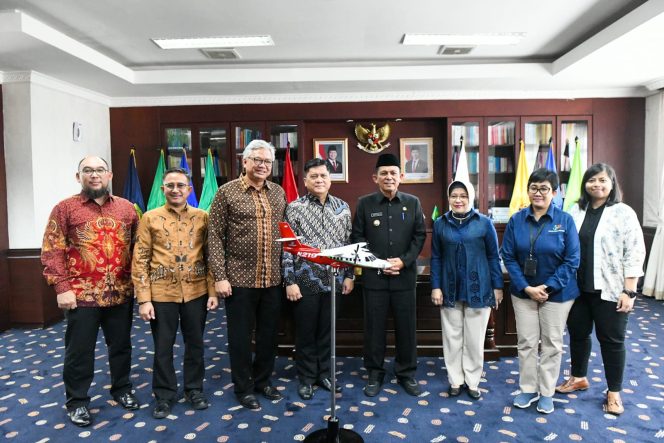 
					Foto bersama usai pertemuan yang menegaskan pentingnya percepatan pembangunan transportasi udara berbasis lokal, Senin (25/11/2024)-Diskominfo Kepri