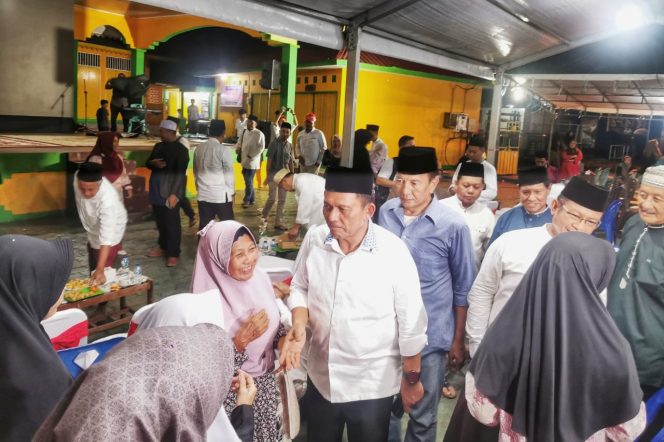
					Gubernur Ansar saat bertemu emak-emak pulau penyengat, Senin (25/11/2024)-Diskominfo Kepri