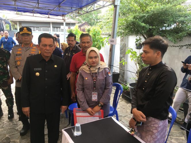 
					Gubernur Ansar saat melakukan peninjauan di TPS 3 di Jalan Usman Harun, Kecamatan Tanjungpinang Barat, Selasa (26/11/2024)-Hendrik