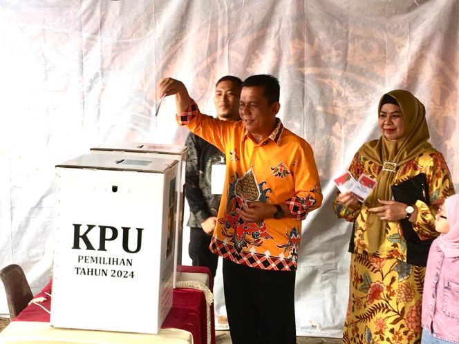 
					Gubernur Ansar bersama istri saat menggunakan hak politiknya di TPS 14, Rabu (27/11/2024)-Hendrik