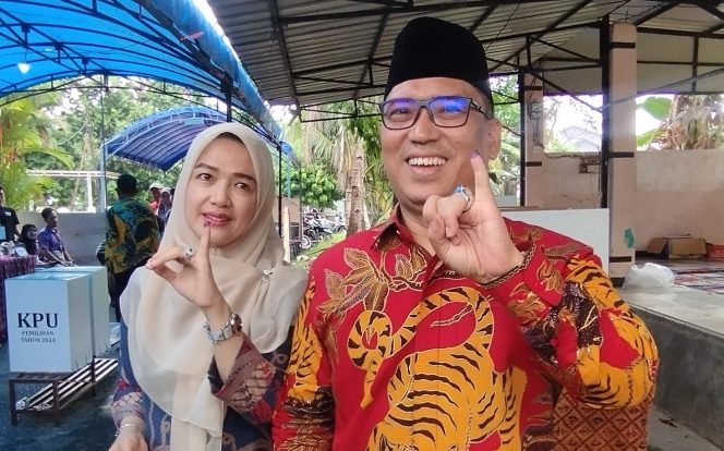 
					Nyanyang bersama istri berfoto menunjukkan tinta di jari usai nyoblos pilkada 2024, Rabu (27/11/2024)-Nuzli