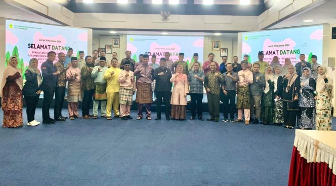 
					Foto bersama saat kegiatan konsultasi publik, Jumat (15/11/2024)-Diskominfo Tanjungpinang