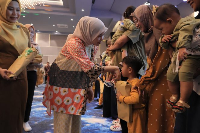 
					Ketua TP-PKK Bintan, Hafizha Rahmadhani saat menyerahkan hadiah kepada balita, Selasa (03/12/2024)-Diskominfo Kabupaten Bintan