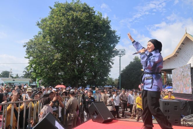 Suasana Gebyar Pajak Daerah semarak dengan hadirnya artis Ibu Kota, Jenita Janet, Artis dangdut, Sabtu pagi (07/12/2024)-Diskominfo Kabupaten Bintan