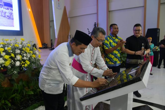 
					Gubernur Ansar saat menandatangani peresmian gedung SMA Katolik Yos Sudarso Batam, Jumat (6/12/2024)-Diskominfo Kepri