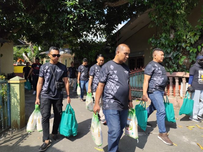 
					Petugas Rutan saat membawa sembako bakti sosial untuk keluarga warga binaan pemasyarakatan (WBP) dan masyarakat sekitar, Jumat (06/12/2024)-Rutan Tanjungpinang