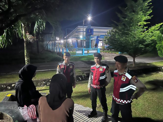 
					Polres Lingga saat patroli malam pasca pilkada 2024, Jumat, (06/12/2024)-Humas Polres Lingga