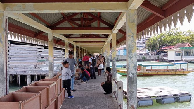 
					kelompok Organisasi Penambang Perahu Motor (OPPM) saat memperbaiki plantar, Senin (9/12/2024)-Hendrik