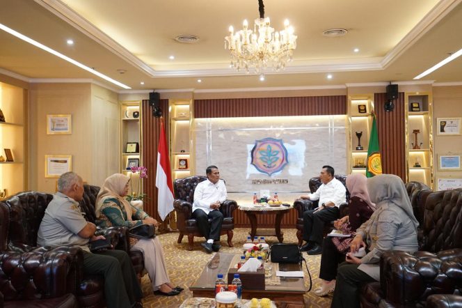 
					Gubernur Ansar saat berbincang bersama Menteri Pertanian RI, Andi Amran Sulaiman, di Kantor Kementerian Pertanian (Kementan), Jakarta, pada Senin (9/12/2024)-Diskominfo Kepri