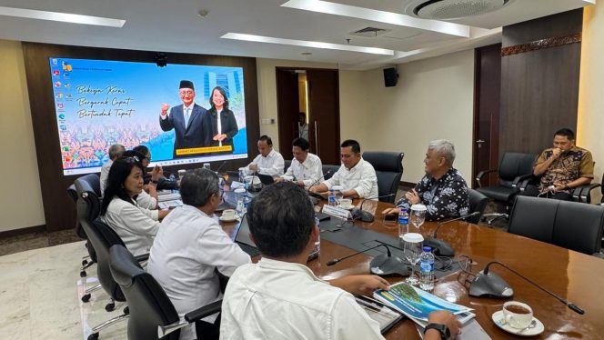 
					Gubernu Ansar saat melakukan pertemuan dengan Wakil Menteri PUPR RI Diana Kusumastuti, Senin (9/12/2024)-Diskominfo Kepri