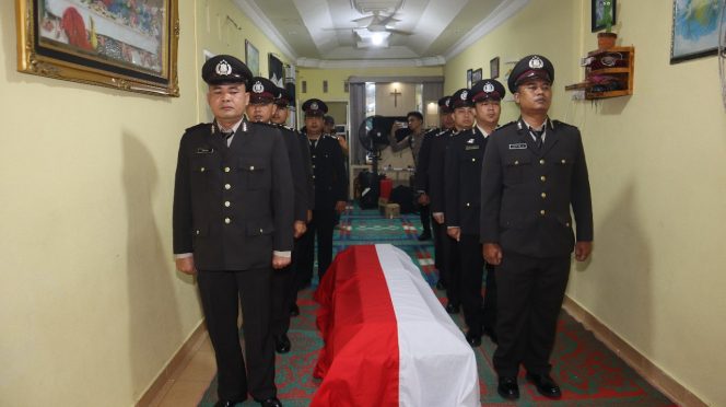 
					Suasana Saat Upacara Pelepasan Jenazah Bripka John Wister Butar-Butar, Rabu (11/12/2024)-Humas Polresta Tanjungpinang