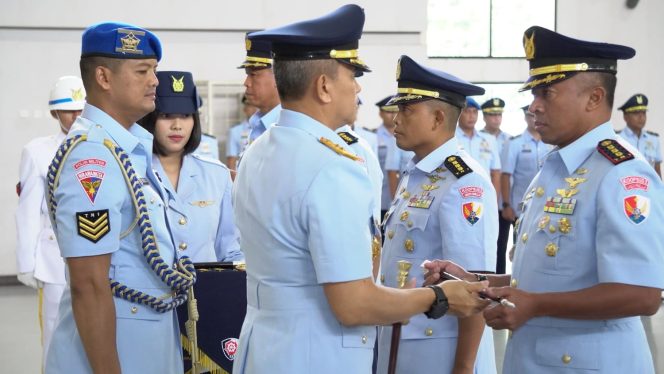 
					Saat upacara serah terima jabatan (Sertijab) yang dipimpin langsung oleh Panglima Komando Operasi Udara I (Pangkoopsud I) Marsda TNI Mohammad Nurdin, Selasa (10/12/2024)-Humas Lanud RHF