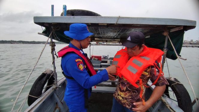 
					Sat polairud saat memakaikan life jacket kepada nelayan, Kamis (12/12/2024)-Polresta Tanjungpinang