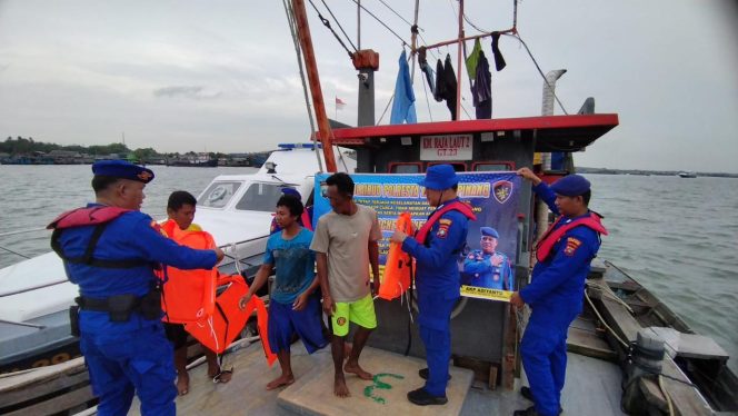 
					sat polairud saat memberikan life jacket, Kamis (12/12/2024)-Humas Polresta Tanjungpinang