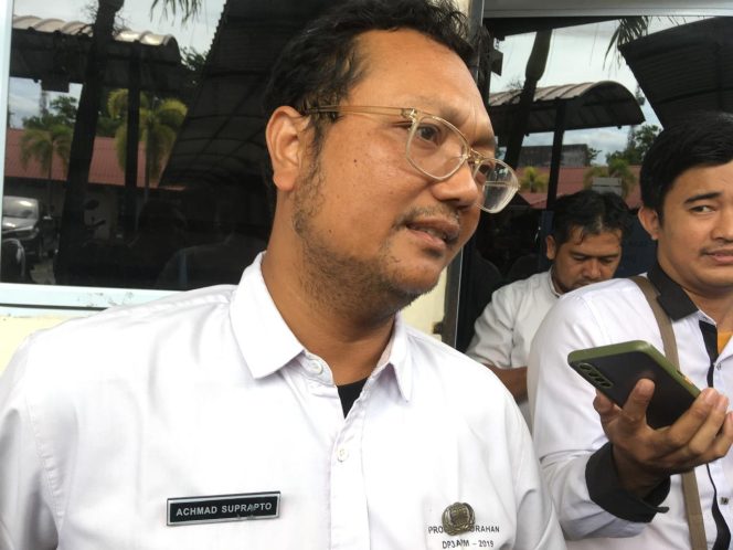 
					Kasi Pembinaan Sekolah Dasar (SD) Dinas Pendidikan (Disdik) Kota Tanjungpinang, Achmad Suprapto saat memberikan penjelasan terkait isu kepada awak media, Kamis (12/12/2024)-Hendrik