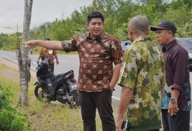 
					Bupatin Bintan Roby kurniawan saat berbincang dengan stakeholder di lapangan, Rabu (11/12/2024)-Diskominfo Kabupaten Bintan