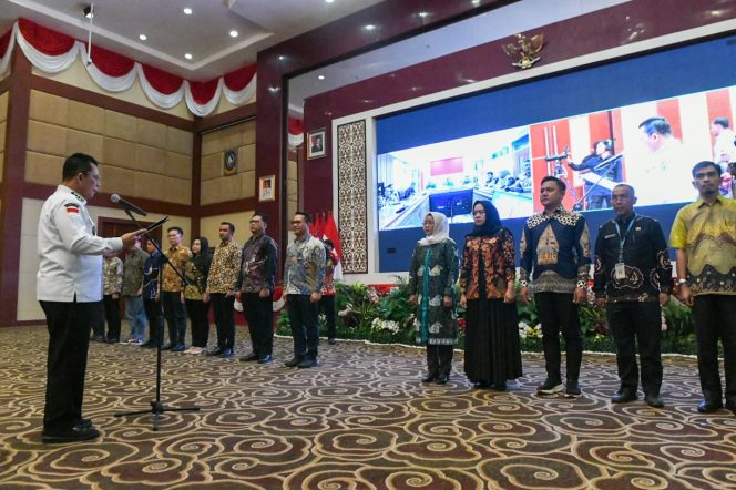 
					Gubernur Ansar saat mengukuhkan Pengurus FKIJK Kepri dan TPAKD Tiga Wilayah, Kamis (12/12/2024)-Diskominfo Kepri