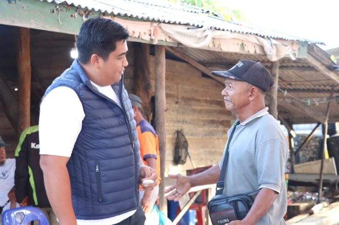 
					Bupati Bintan Roby Kurniawan saat berbincang dengan salah satu warga Bintan, Jum'at (13/12/2024)-Diskominfo Kabupaten Bintan