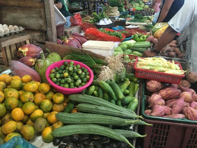 
					Lapak sayur di Pasar Bintan Center, Tanjungpinang, di tengah kenaikan harga bahan pokok jelang akhir tahun, Sabtu (14/12/2024)-Hendrik