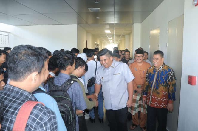 
					Bupati Bintan Robby Kurniawan saat bersalaman dengan pekerja, Sabtu (14/12/2024)-Diskominfo Kabupaten Bintan