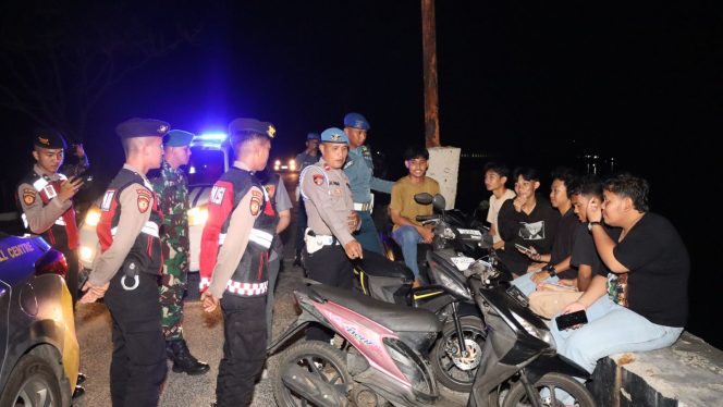 
					Saat Patroli Gabungan TNI-Polri Ops Pekat Seligi 2024, Sabtu (14/12/2024)-Humas Polres Lingga