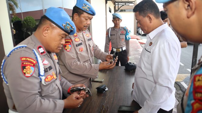 
					Propam Polresta Tanjungpinang saat melakukan pemeriksaan, Senin (16/12/2024)-Humas Polresta Tanjungpinang