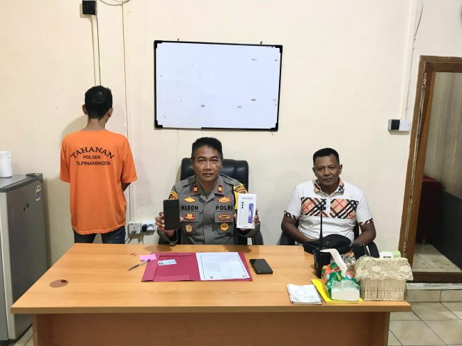 
					Kapolsek Tanjungpinang Kota Iptu Alson saat menunjukkan barang curian, enin (16/12/2024)-Humas Polresta Tanjungpinang