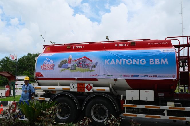 
					Sebuah mobil tangki milik PT Pertamina Patra Niaga Regional Sumbagut bertuliskan 