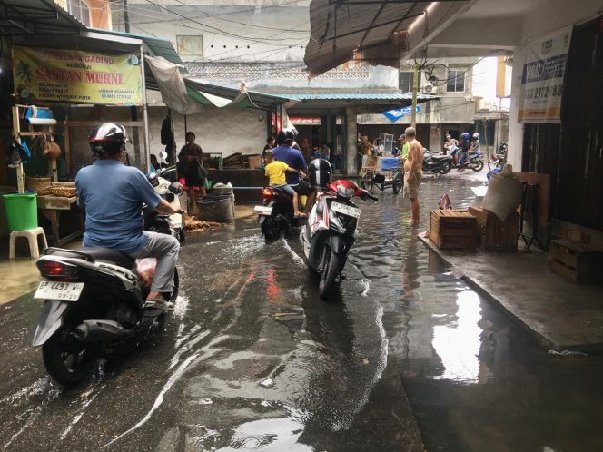 
					Suasana Pasar saat Banjir Rob, Selasa (17/12/2024)-Hendrik