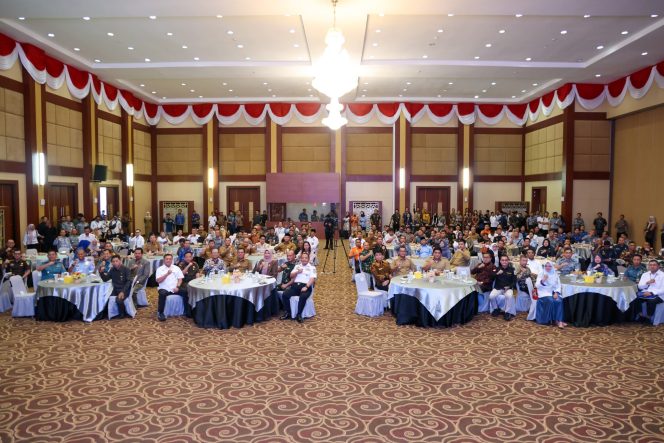 
					Foto bersama saat acara penyerahan DIPA dan TKD Kepri 2025, Selasa (17/12/2024)-Diskominfo Kepri