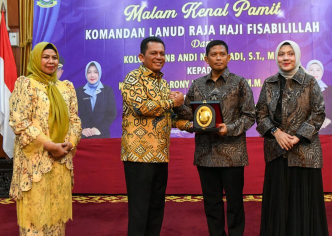 
					Gubernur Ansar saat penyerahan cenderamata, Selasa (17/12/2024)-Diskominfo Kepri