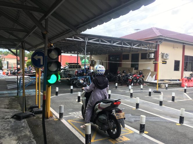 
					Pengemudi motor saat melakukan salah satu pengujian pembuatan SIM, Rabu (18/12/2024)-Hendrik