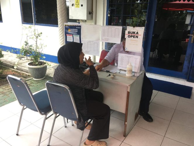 
					Calon penumpang yang mengambil kembali uang tiket di loket pelni tanjungpinang, Rabu (18/12/2024)-Hendrik