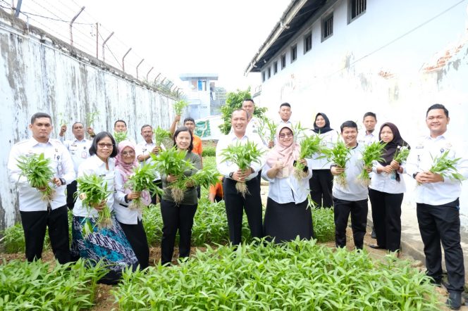 Rutan Tanjungpinang foto bersama dengan hasil panen sayuran, Rabu, (18/12/2024)-Rutan Tanjungpinang