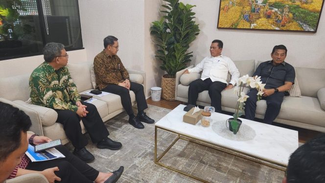 
					Gubernur ansar bersama Dierjen Pembiayaan Infrastruktur (DJPI) Kementrian PU RI, Triono Junoasmono, Jumat (27/12/2024)-Diskominfo Kepri