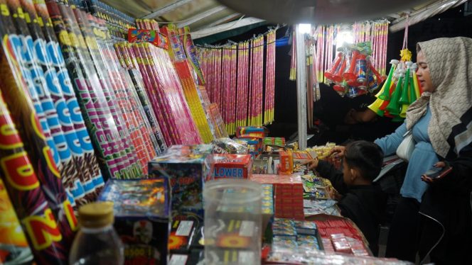 
					penjualan kembang api jelang tahun baru, sabtu (28/12/2024)-Hendrik