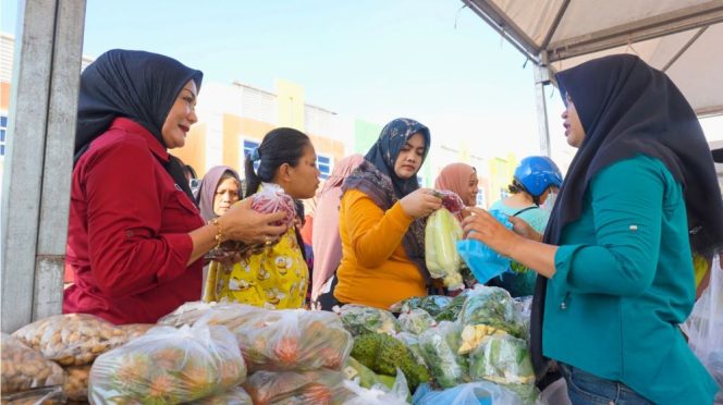 
					Suasana Pasar Murah saat pembeli membeli sayuran, Sabtu (07/12/2024)-Diskominfo Tanjungpinang