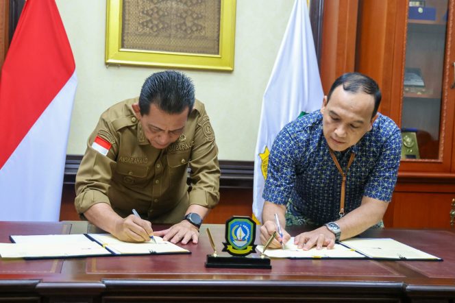 
					Gubernur Ansar dan Kepala BPJS Kesehatan Cabang Tanjungpinang, M.N. Andriansah saat menandatangani kerja sama, Selasa (31/12/2024)-Diskominfo Kepri
