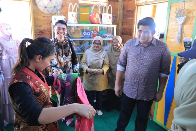 
					Wakil Menteri Pariwisata RI Ni Luh Puspa didampingi Bupati Bintan Roby Kurniawan saat melihat kain dari kedai oleh-oleh, Rabu (02/01/2025)-Diskominfo Kabupaten Bintan