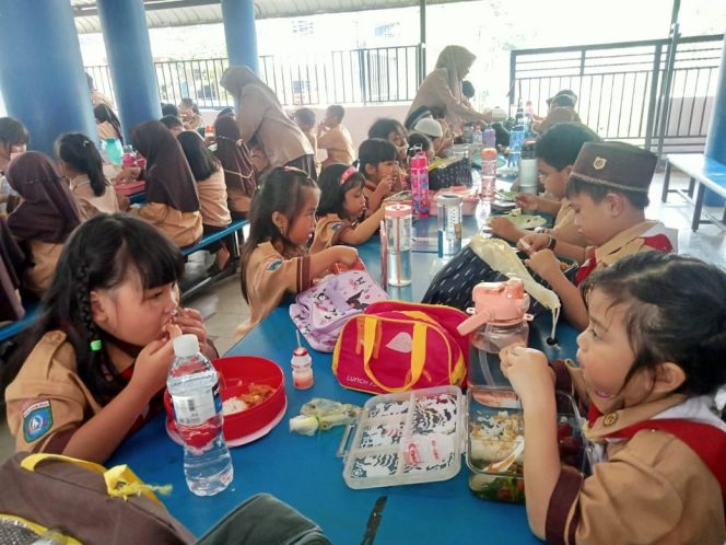Suasana Anak sekolah saat makan, Kamis (02/01/2025)-Istimewa
