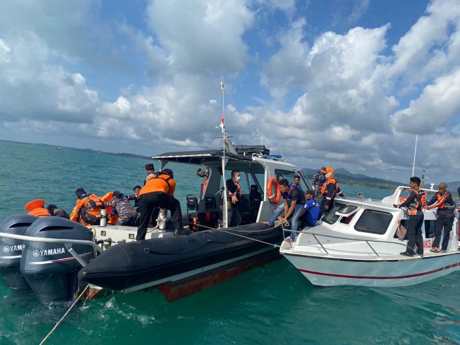 
					Personel Polres Lingga bersama tim gabungan saat mealukan evakuasi jenazah, Jumat (3/1/2025)-Humas Polres Lingga