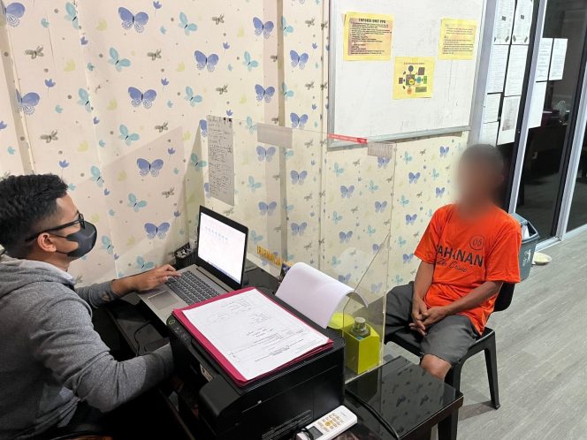 Pria lansia inisial S (60), pelaku pencabulan anak umur 9 tahun saat dimintai keterangan kasus tersebut, Sabtu (4/1/2025)-Istimewa
