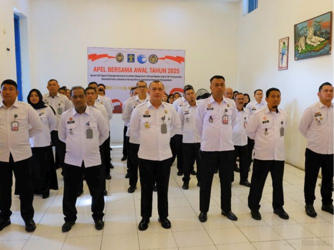 Suasana pelaksanaan Apel Bersama Awal Tahun 2025 Aparatur Sipil Negara (ASN) di lingkungan Kementerian Koordinator Bidang Hukum, HAM, Imigrasi, dan Pemasyarakatan, Senin (06/01/2025)-Rutan Tanjungpinang